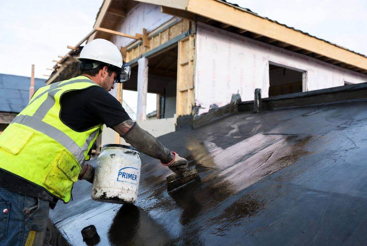 Нанесення бітумного праймера на покрівлю перед наплавленням рулонних матеріалів