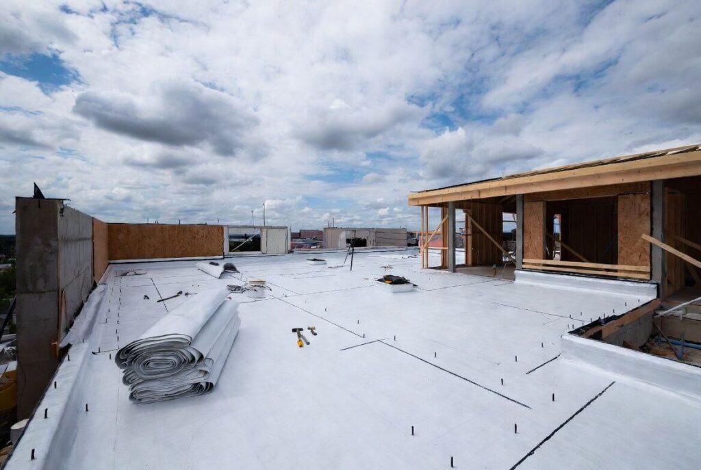 Порівнюючи гідроізоляцію покрівлі рубероїдом з мембраною ПВХ, рубероїд виграє в ціні та простоті монтажу: він дешевший. Мембрана ПВХ