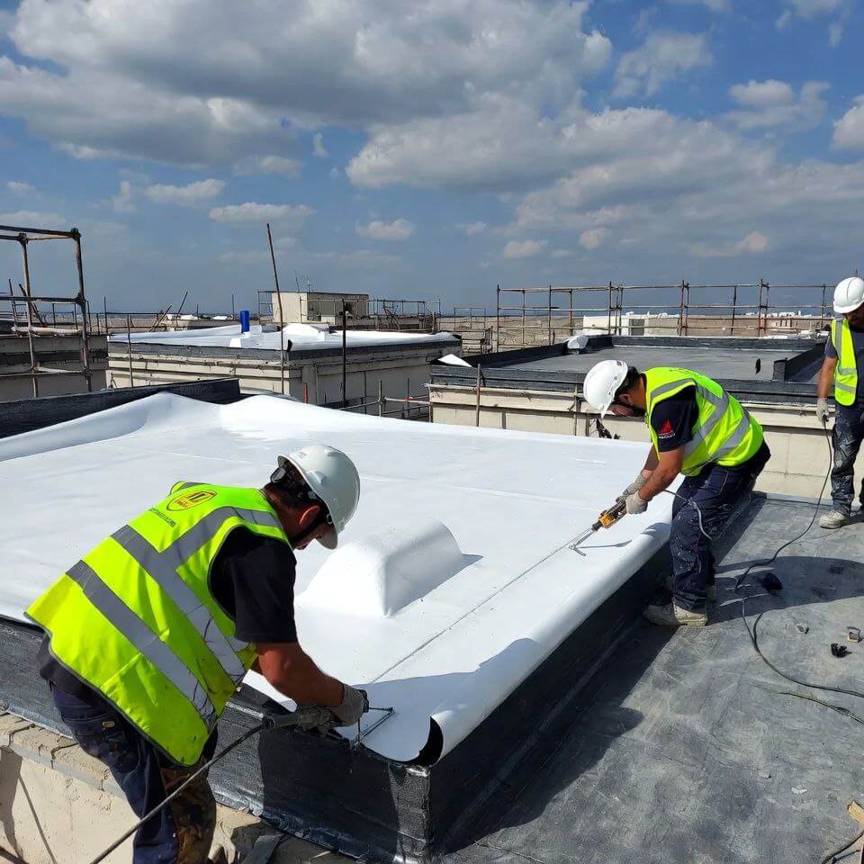 Переваги та недоліки рубероїду в порівнянні з мембраною ПВХ Гідроізоляція ПВХ мембраною — це сучасний, високоефективний метод створення суцільного водонепроникного покриття з синтетичної ПВХ-мембрани (полівінілхлорид). Найчастіше застосовується для плоских дахів, фундаментів, підземних паркінгів, балконів, терас та резервуарів.