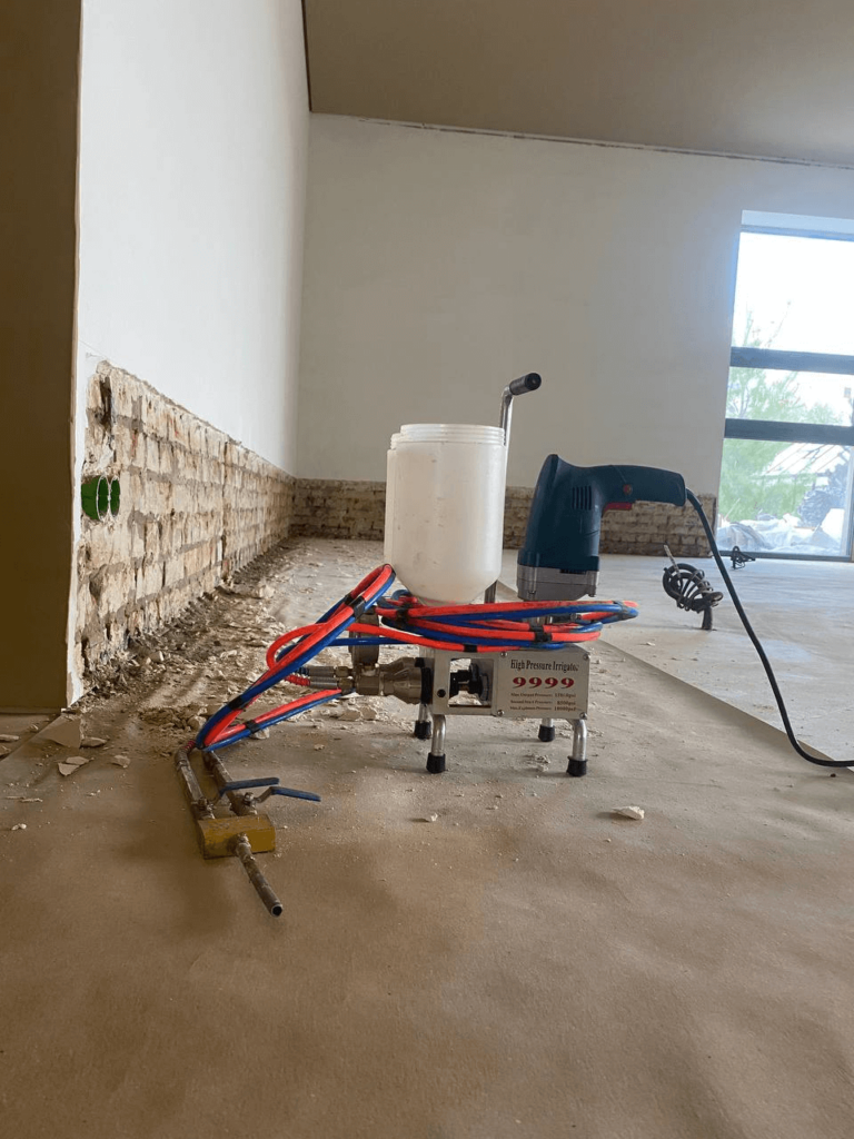 Відсічна гідроізоляція (її ще називають ін’єкційною) — це один із найрозумніших і найнадійніших способів назавжди позбутися проблеми з вологою, яка піднімається з землі в стіни будинку.