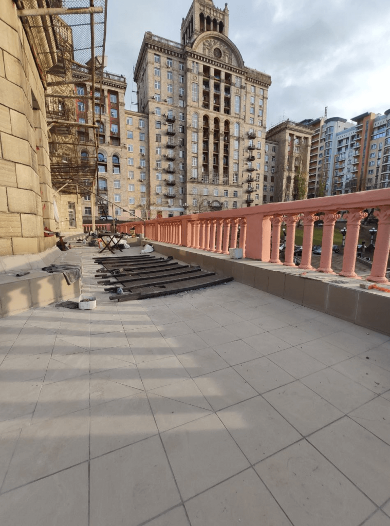 Відновлена тераса після комплексної гідроізоляції та укладання вуличної плитки