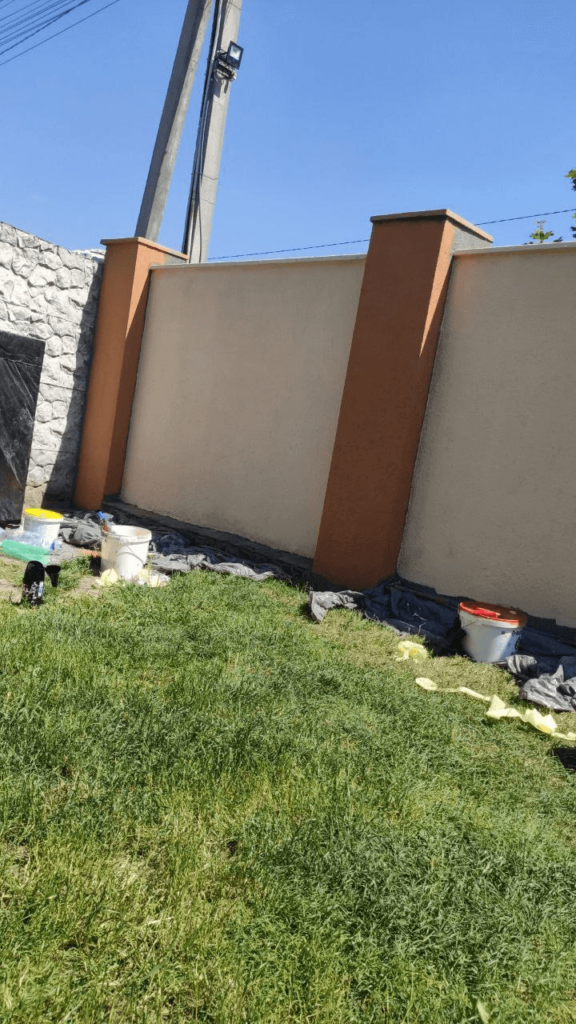 Укріплення цегляного паркану торкрет-сумішшю з гідроізоляційними добавками