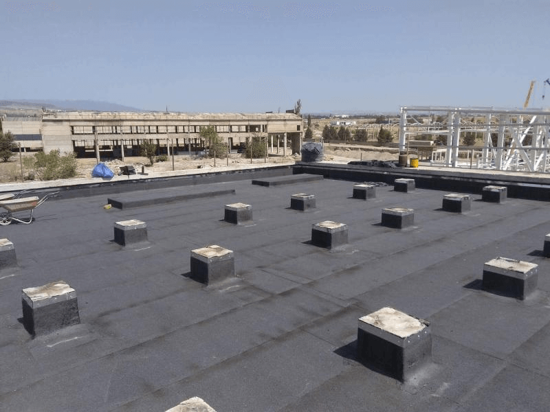 Гідроізоляція та герметизація примикань до парапетів і труб на плоскій покрівлі.