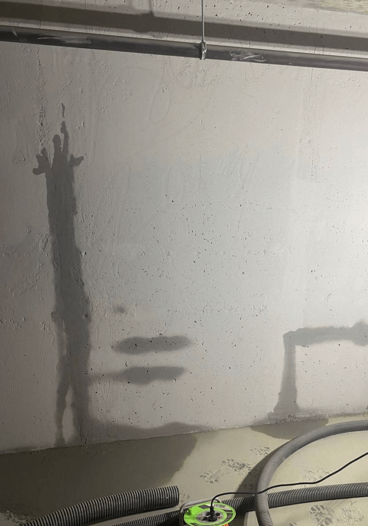 Протікання в підземному паркінгу через тріщину в бетоні: вода капає зі стелі. Ін'єкціювання тріщин смолою – швидке та надійне рішення