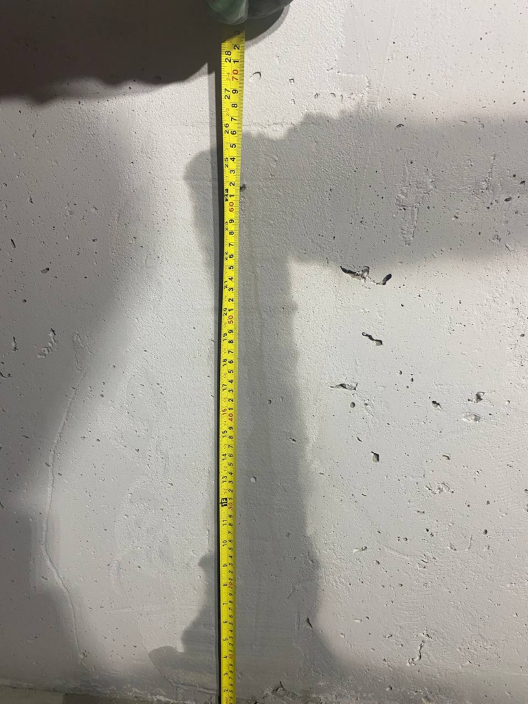 Активне протікання через тріщину в стелі паркінгу: вода тече по бетону. Усунення методом ін'єкційної гідроізоляції поліуретановою смолою без розкопок