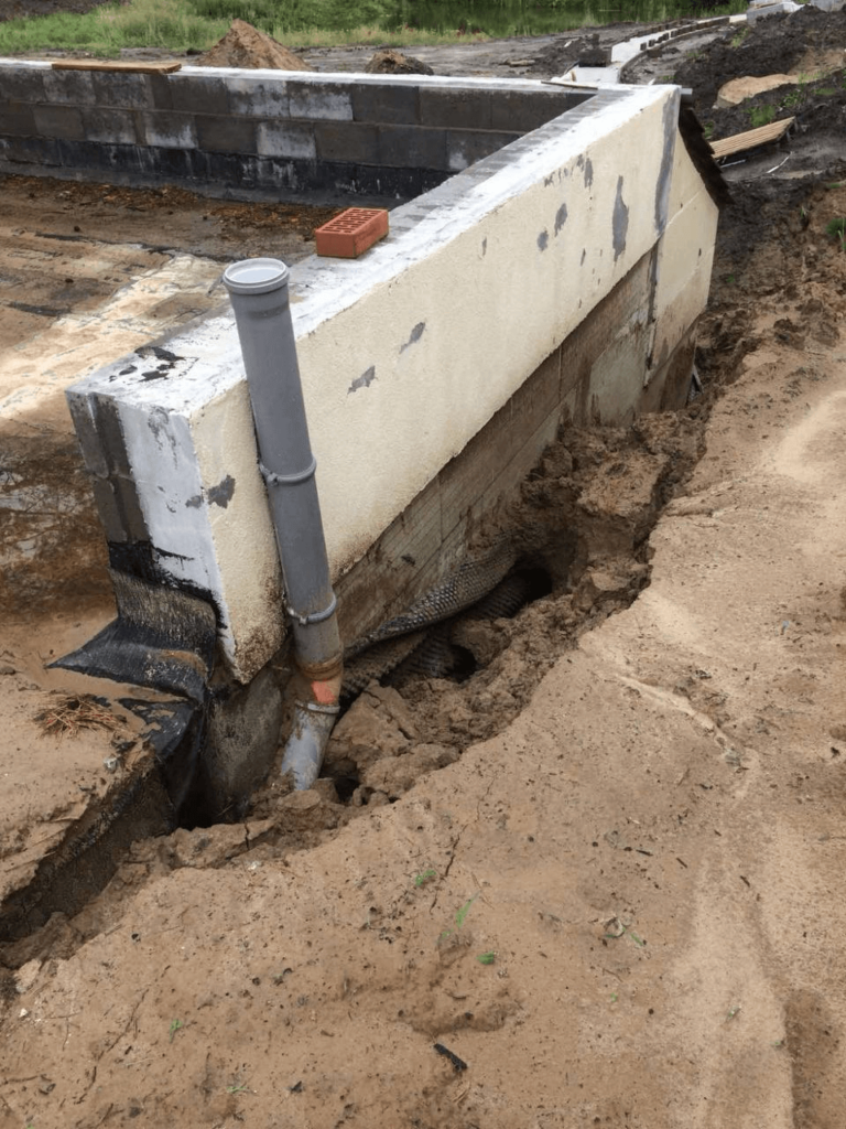 Мокрі плями та цвіль на стіні підвалу через проникнення ґрунтових вод. Ін'єкційна гідроізоляція смолою швидко усуває проблему без розкопок