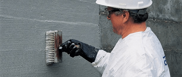 Проникаюча гідроізоляція підвалу — це метод, при якому спеціальна суміш (на цементній основі з активними добавками) наноситься на поверхню бетону/блоків і проникає вглиб на 10–40 см (залежно від матеріалу). Вона реагує з компонентами бетону та водою, утворюючи нерозчинні кристали, які заповнюють пори, капіляри та мікротріщини, створюючи водонепроникний бар'єр всередині конструкції. Це ідеальний варіант для внутрішньої гідроізоляції підвалів, цоколів, фундаментів — працює як при позитивному, так і негативному тиску води (зсередини та зовні).